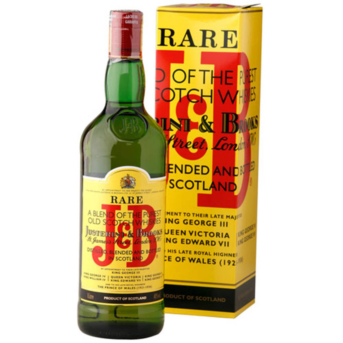J&B蘇格蘭威士忌 壁紙 — 一瓶綠色玻璃瓶裝的Justerini & Brooks Rare Scotch Whisky，旁邊是其鮮明的黃色和紅色品牌盒子，背景為白色。