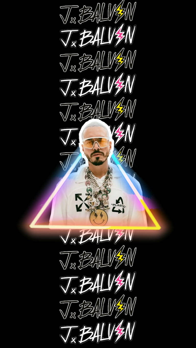 J Balvin霓虹酷炫編輯照 壁紙 — 一位白髮戴橙色眼鏡的男子站在發光的霓虹三角形內，周圍是黑色背景上重複的 JxBALVSN 文字。