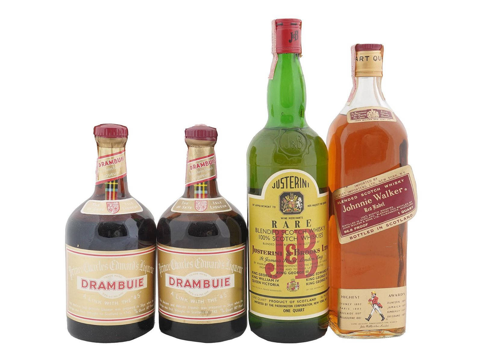 包含J&B與Johnnie Walker的威士忌瓶收藏 壁紙 — 四瓶復古威士忌，包括Drambuie和Johnnie Walker Red Label，在純白色背景前排列成一排。