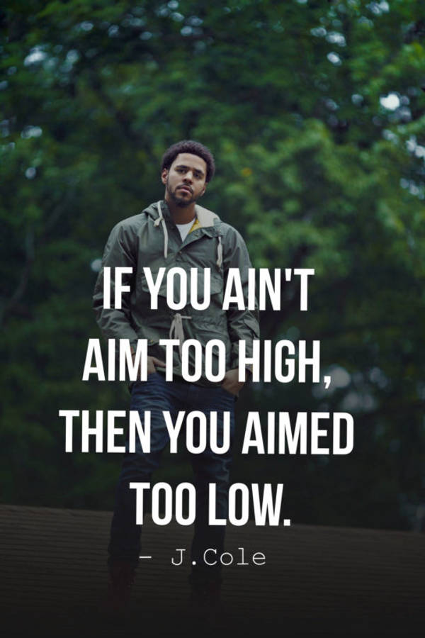 J Cole《January 28th》歌詞 壁紙 — 一個穿著綠色外套的男人自信地站在森林中，上面覆蓋著勵志文字。