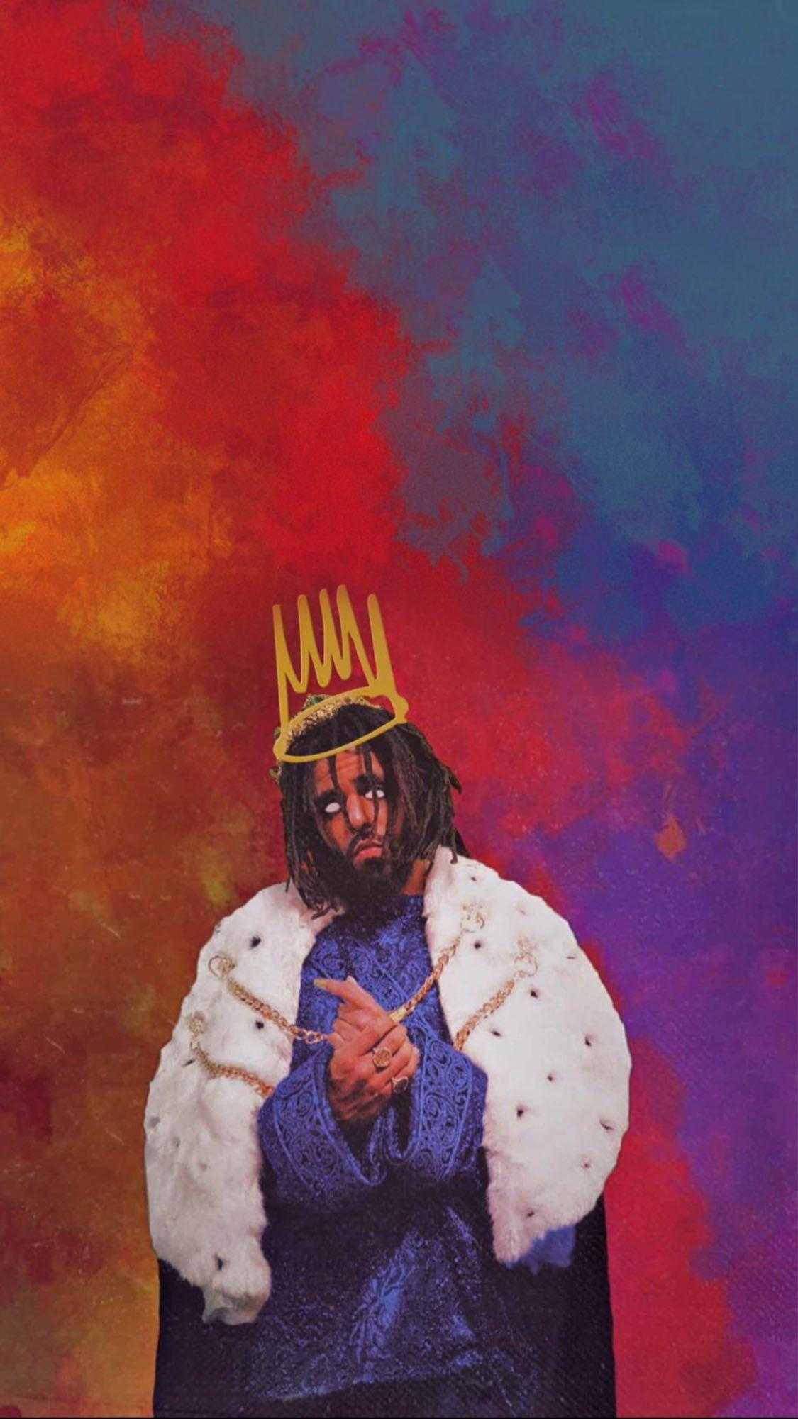 J Cole《King OverDosed》造型 壁紙 — 一名留著辮子頭的男子，戴著金色皇冠，穿著白色毛皮大衣，背景是紅、橙、藍色的鮮豔抽象圖案。