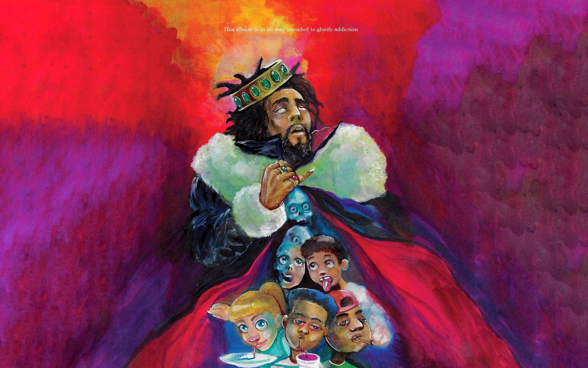 J Cole《KOD》專輯封面 壁紙 — 一位戴著王冠、身穿毛皮鑲邊長袍的威嚴人物，將手指放在唇邊，周圍是表情豐富的臉孔，背景是火紅和紫色。