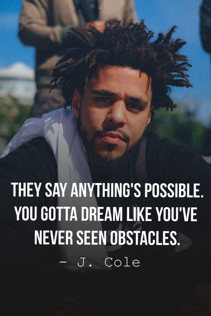 J Cole《The Autograph》歌詞 壁紙 — 一個近距離肖像，一個留著辮子的男人在明亮的日光下強烈地看著相機，並帶有引文疊加。