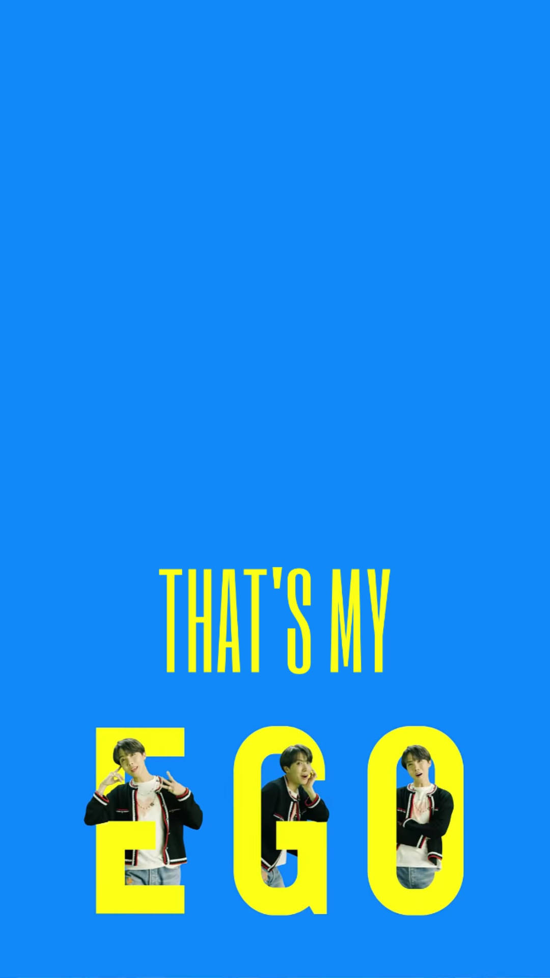 三個年輕男子在藍色背景上透過「ego」一詞的字母窺視。