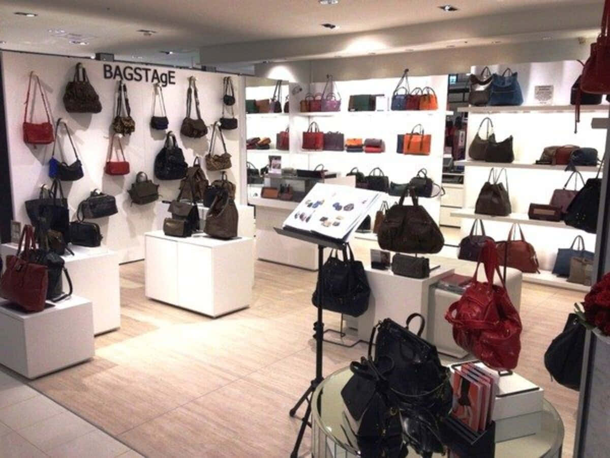 零售店內部展示各種手袋於陳列架和底座上。