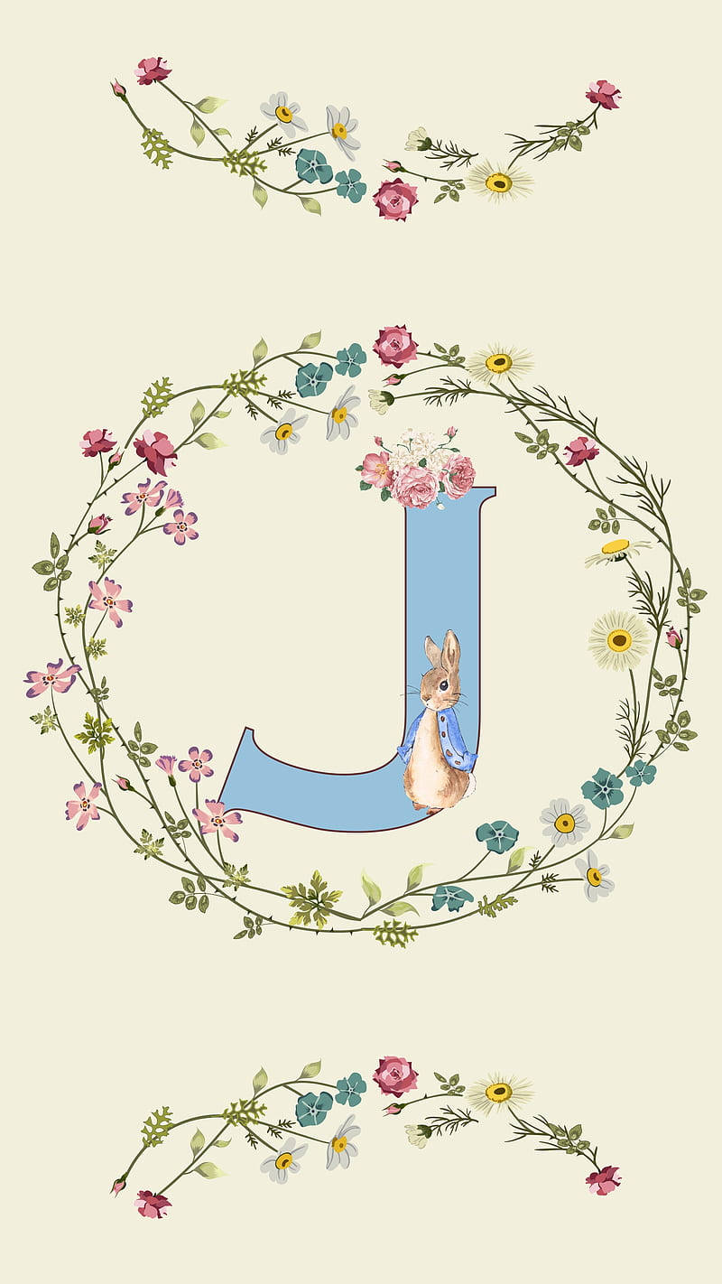 兔子與字母J 壁紙 — 一個精緻的藍色字母J，飾有花環和一隻戴著藍色蝴蝶結的小兔子。