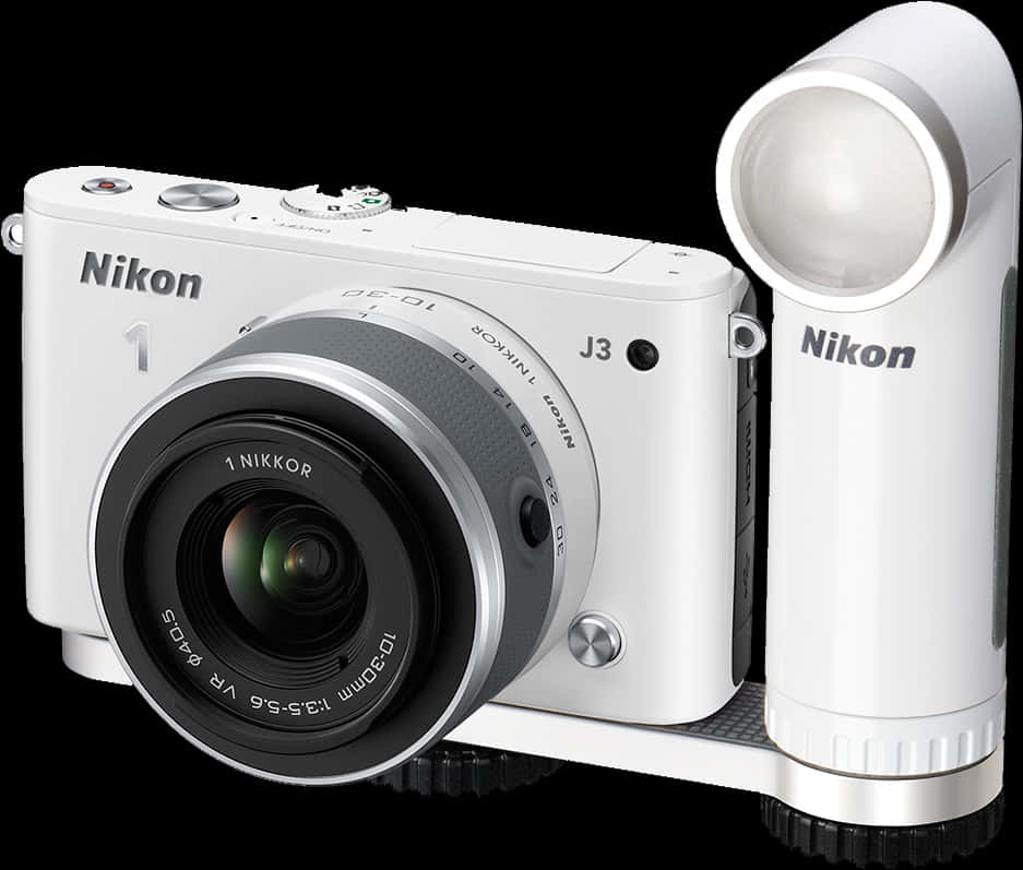 尼康 J3 白色相機與鏡頭 壁紙 — 純黑色背景上，一部時尚的白色Nikon J3無反相機，配有外置閃光燈。