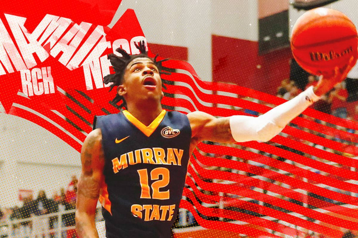 穿著 Murray State 球衣的籃球運動員在紅色圖形背景下投籃。 — 莫蘭特 壁紙