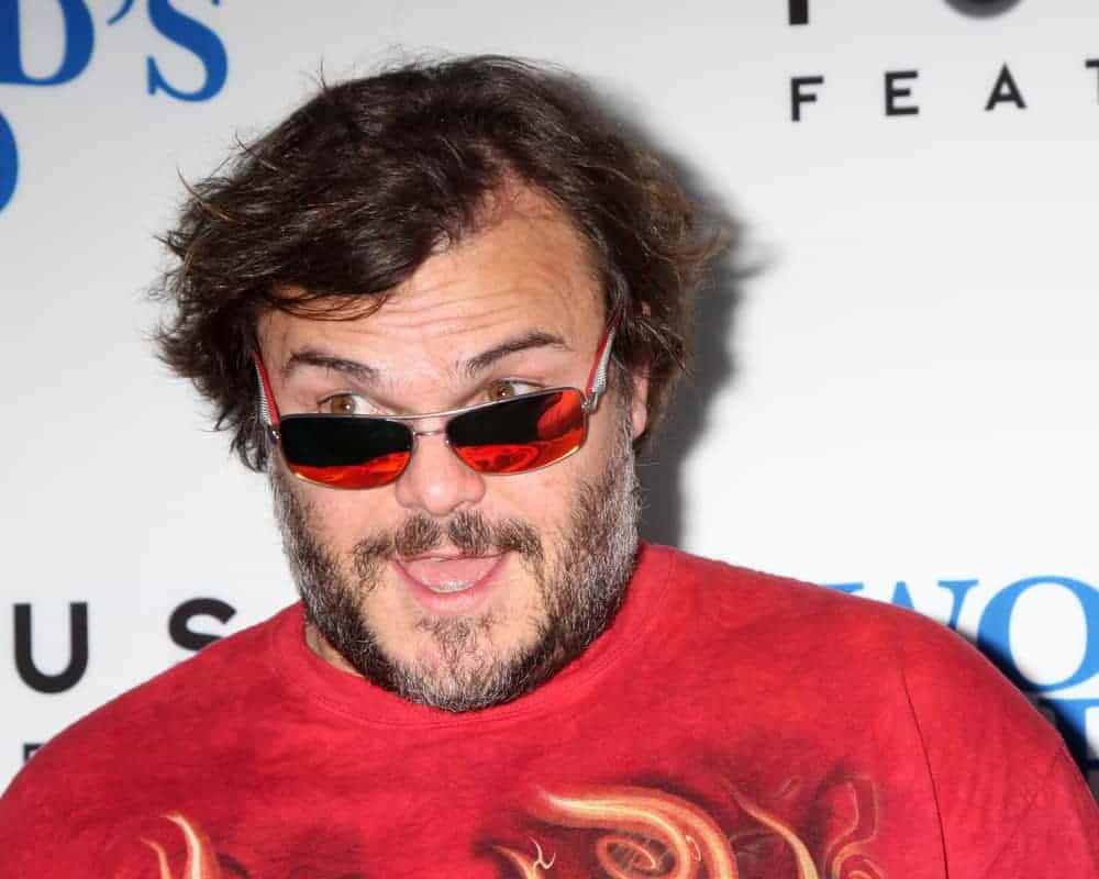  壁紙 — Jack Black 在記者會上戴著紅色太陽眼鏡，身穿火焰圖案的紅色T恤。