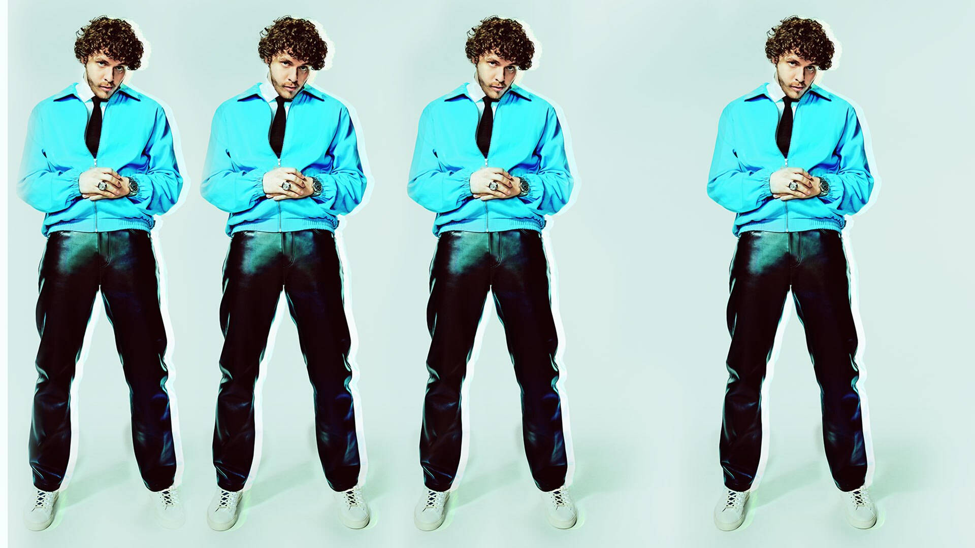 Jack Harlow 人像拼貼 壁紙 — 四個相同嘅男人剪影，著住亮藍色恤衫同黑色褲，排成一排，背景係純色淺色。