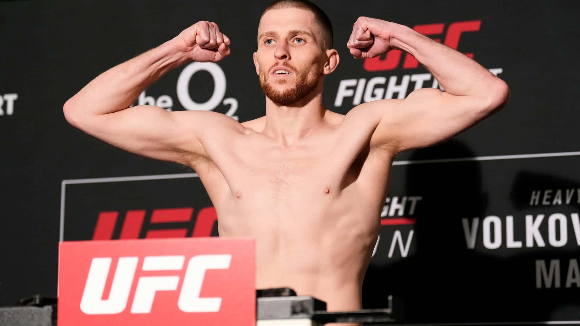 UFC拳手在稱重活動中展示肌肉