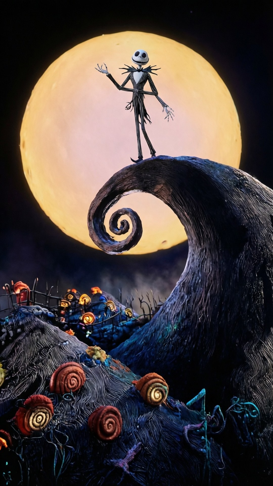 Jack on the Hill 壁紙 — Jack Skellington 站在螺旋形山丘頂端，下方是巨大的橙色月亮，背景是陰森的萬聖節景觀。