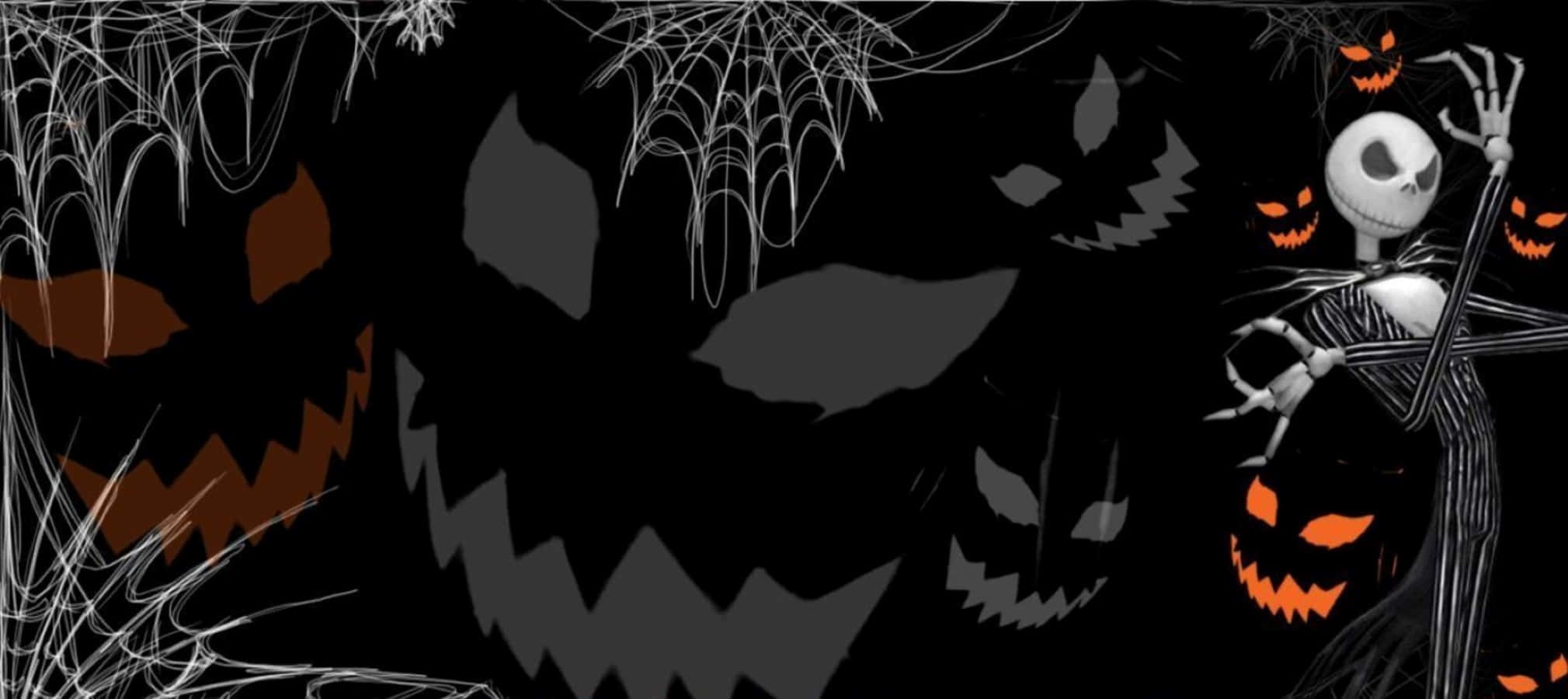 Halloween Skeleton 桌布 壁紙 — Jack Skellington 站在發光的南瓜燈和詭異的蜘蛛網之間，背景是黑暗陰森。
