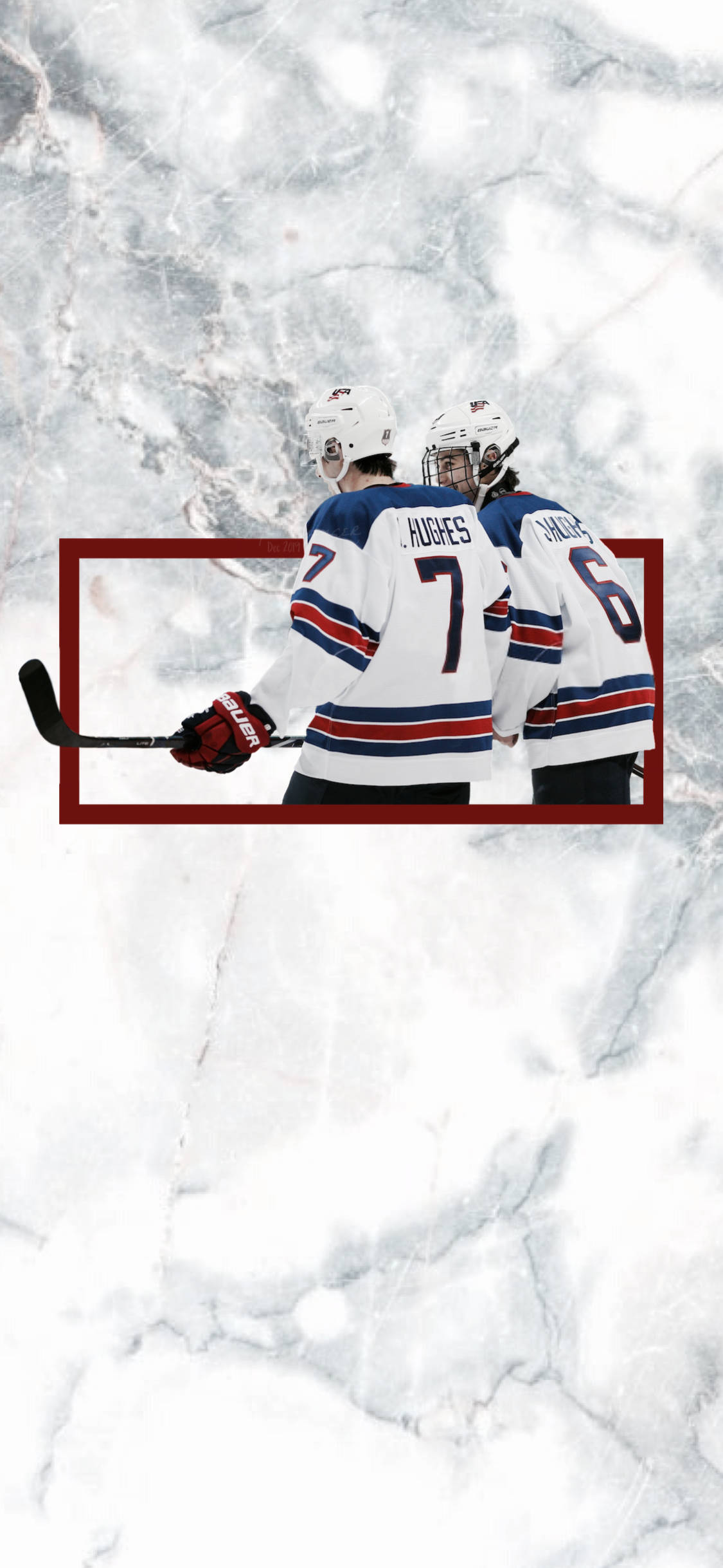 Jack 與 Quinn Hughes 兄弟冰球對決 壁紙 — 兩名身穿白色球衣、帶有藍色和紅色條紋的曲棍球運動員在冰上背對背站立，以紅色邊框框住，背景為大理石紋。