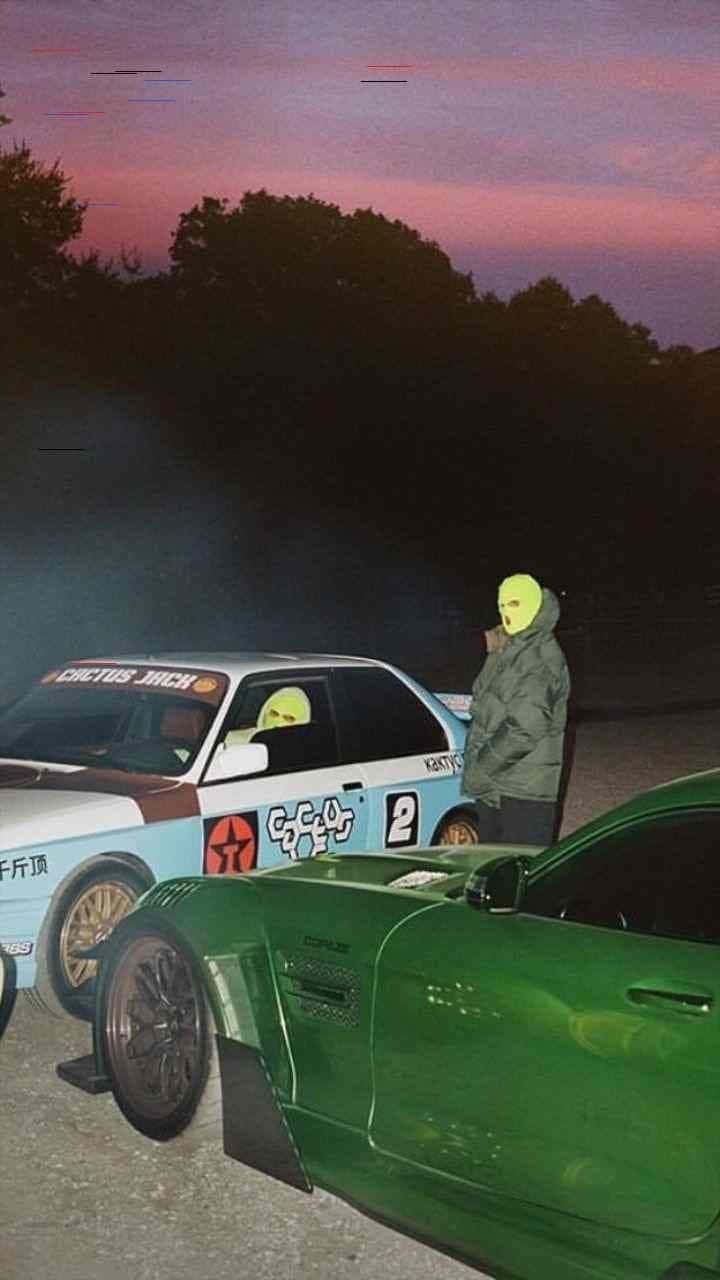黃昏時分兩輛定制車與蒙面人物