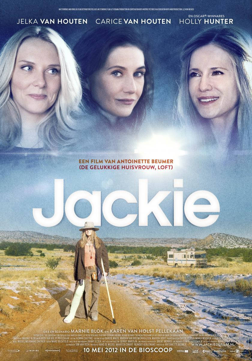 荷莉·亨特 飾《Jackie》電影海報 壁紙 — 一名女子獨自走在沙漠公路上，廣闊的天空中漂浮著三個女人的臉。