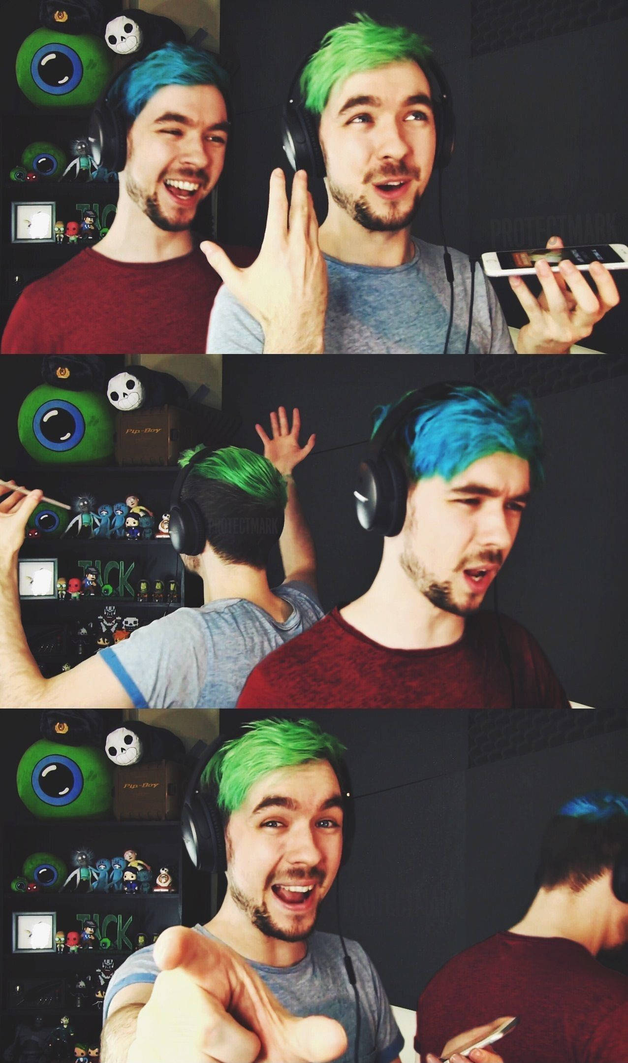 Jacksepticeye 染髮造型 壁紙 — 一名擁有鮮豔綠色和藍色頭髮的男子在裝飾有收藏品架子的房間裡玩遊戲時興奮地做出反應。
