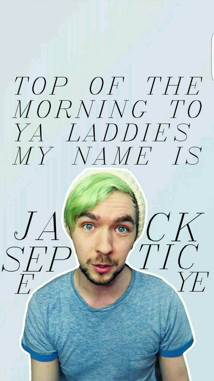 Jacksepticeye問候語 壁紙 — 一名擁有亮綠色頭髮和藍色眼睛的男子，在淺藍色背景上直接看向鏡頭，背景上有粗體文字寫著 'TOP OF THE MORNING TO YA LADDIES MY NAME IS JACOB TIC YE'。