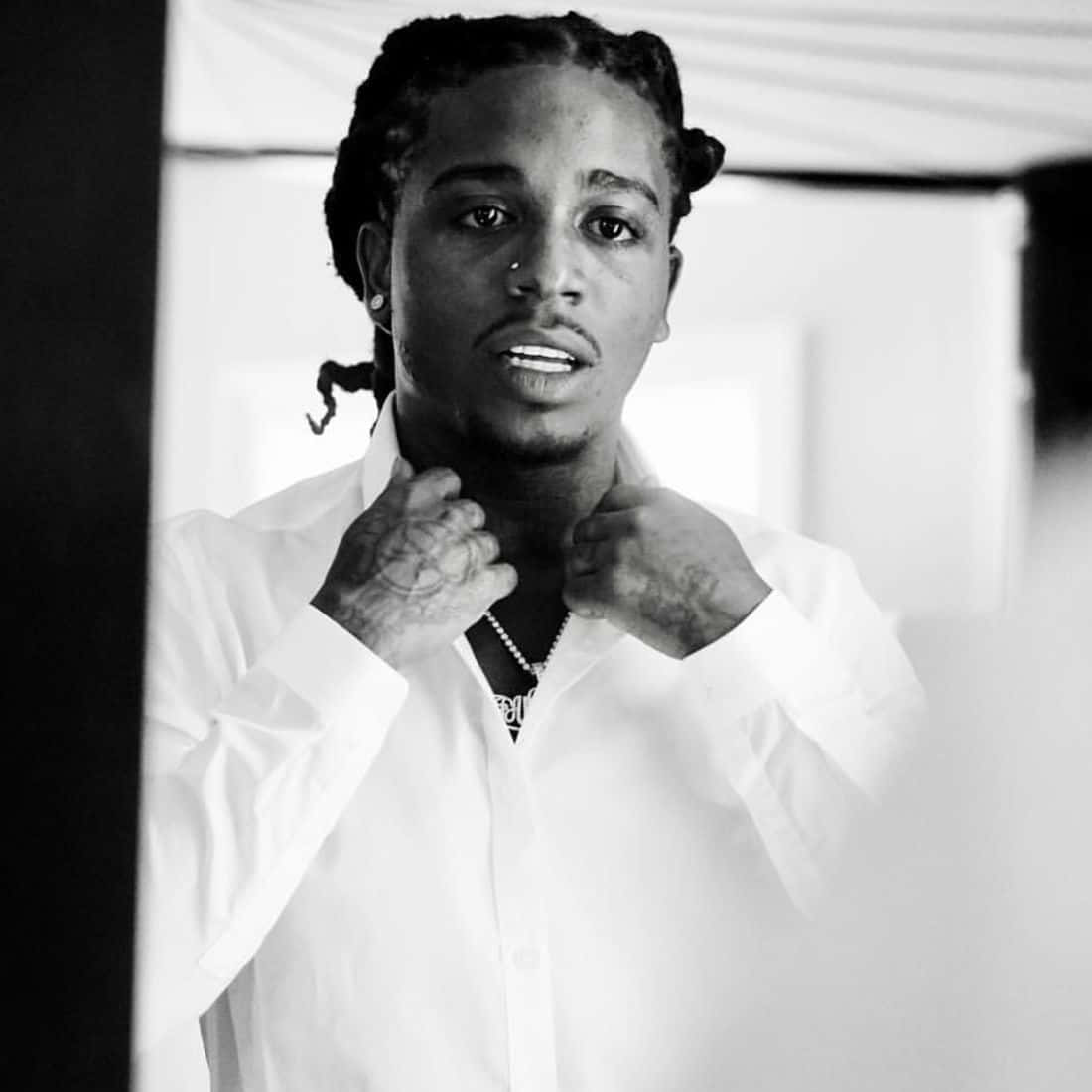 Jacquees 黑白照 壁紙 — 一個黑白肖像，一名辮子男子一邊調整白色恤衫領，一邊看著自己的倒影。