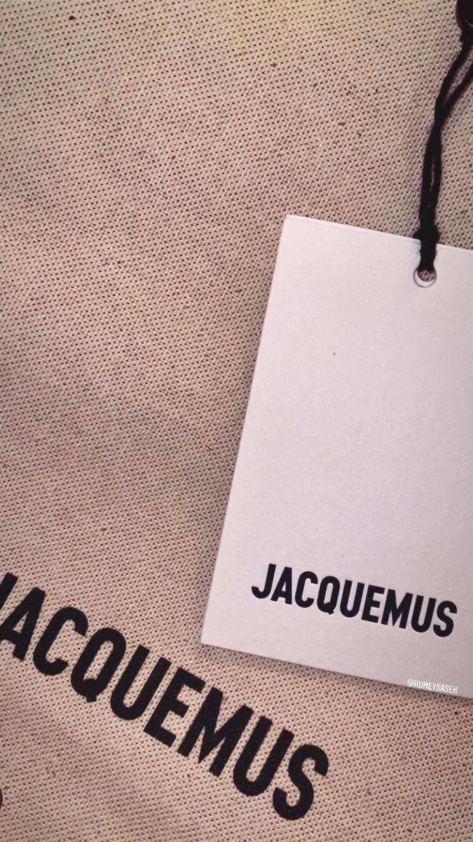 帶有白色標籤的Jacquemus品牌布料手袋特寫。