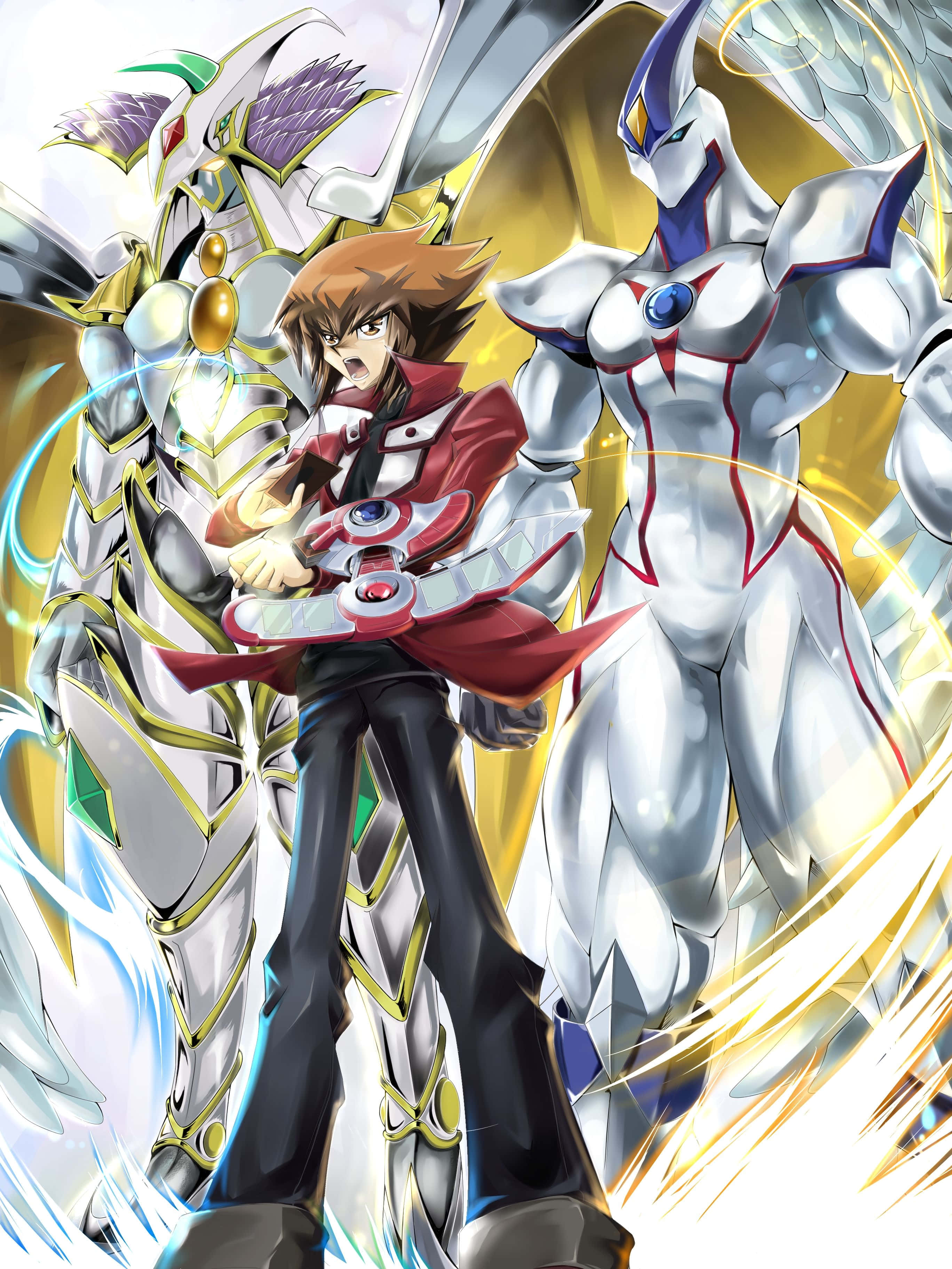 Jaden Yuki 準備好進行一場史詩決鬥 壁紙 — 一個堅定的動畫男孩，身穿紅黑衣服，與兩隻發光的銀色有翼怪物站在燦爛的金色背景前。