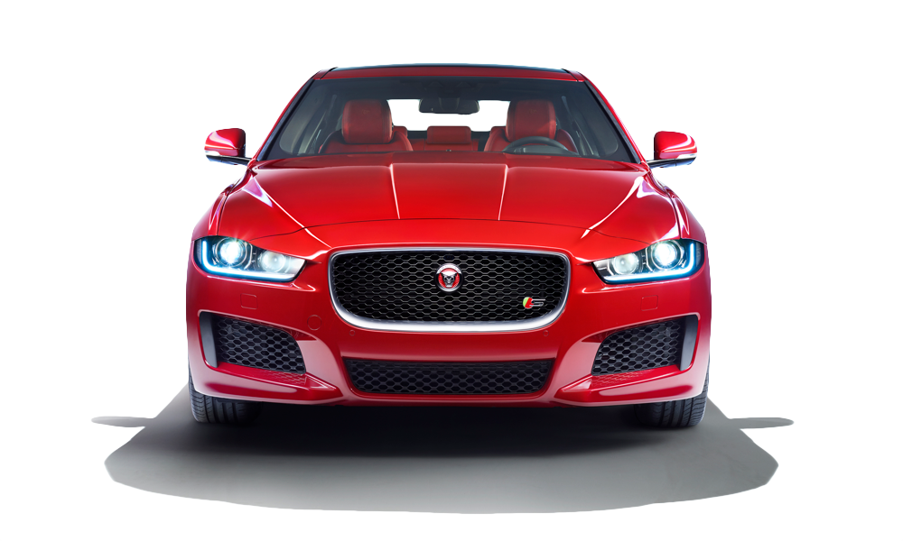 紅色Jaguar XE前視圖 壁紙 — 一輛亮面紅色Jaguar跑車，車頭燈亮起，紅色內飾，正面展示在白色背景上。