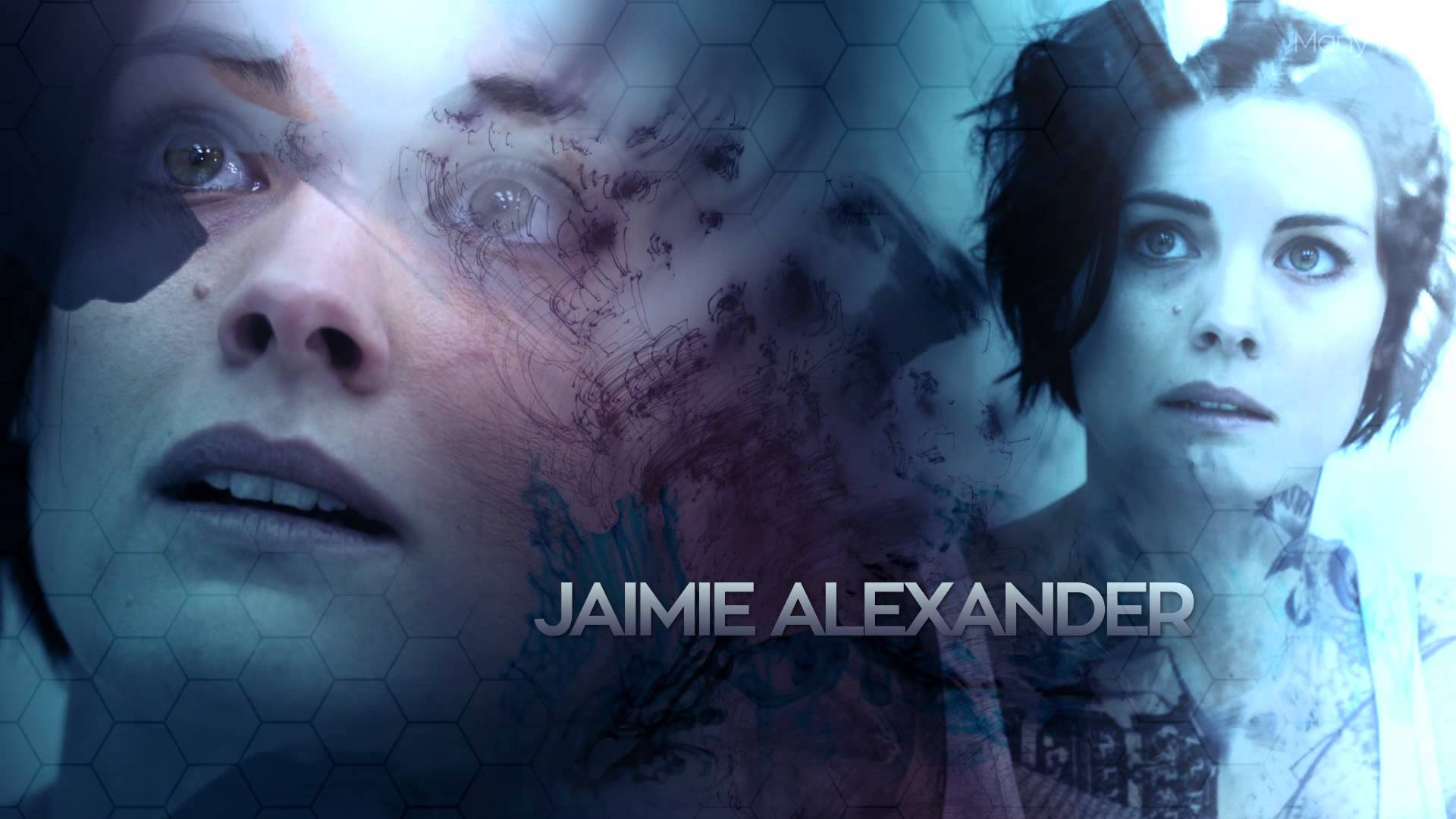Jamie Alexander 在帶有六邊形網格疊加的碎片化數位肖像中。