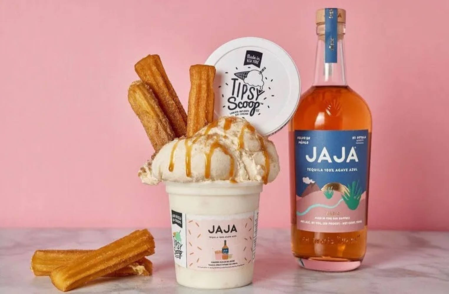 雪糕新地配 churros 同焦糖，旁邊有龍舌蘭酒喺雲石上。