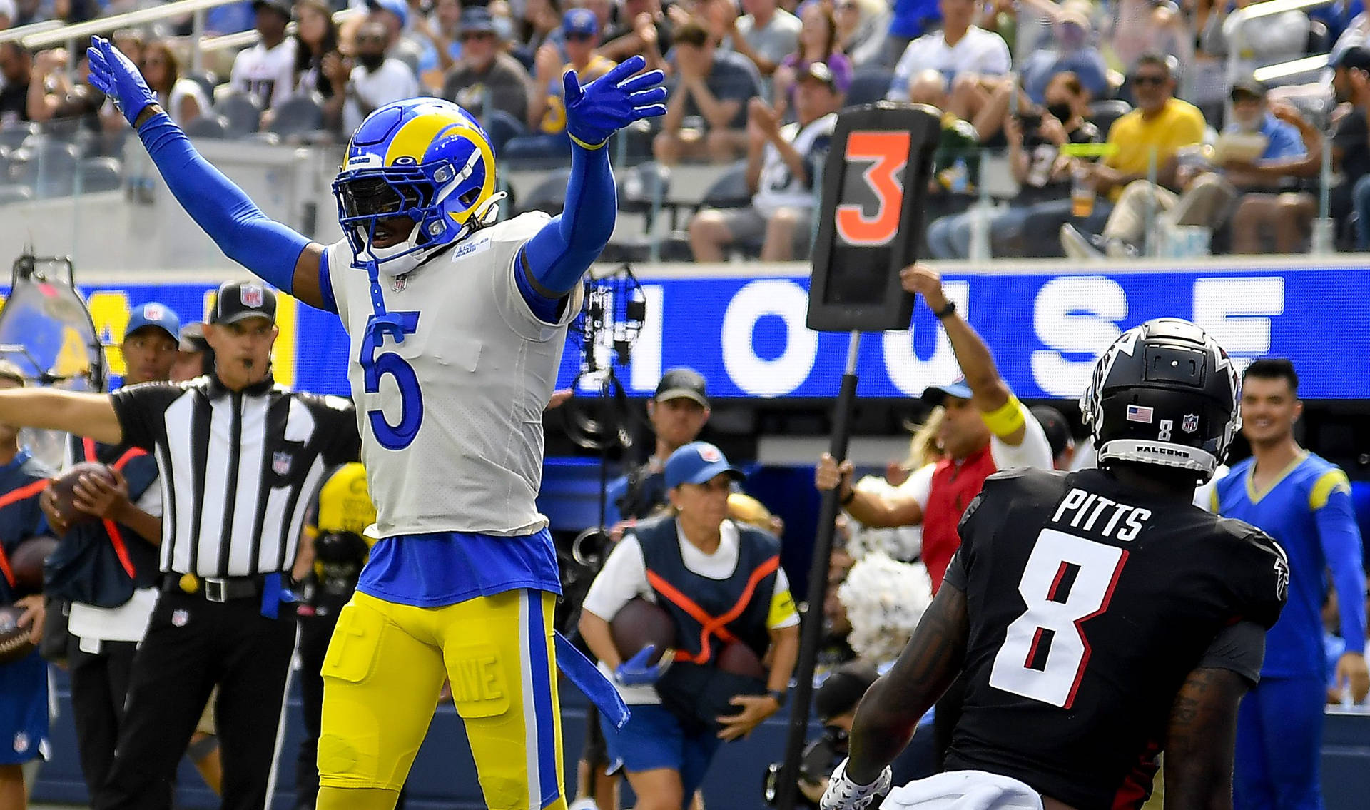 NFL美式足球運動員在體育場人群中慶祝達陣
