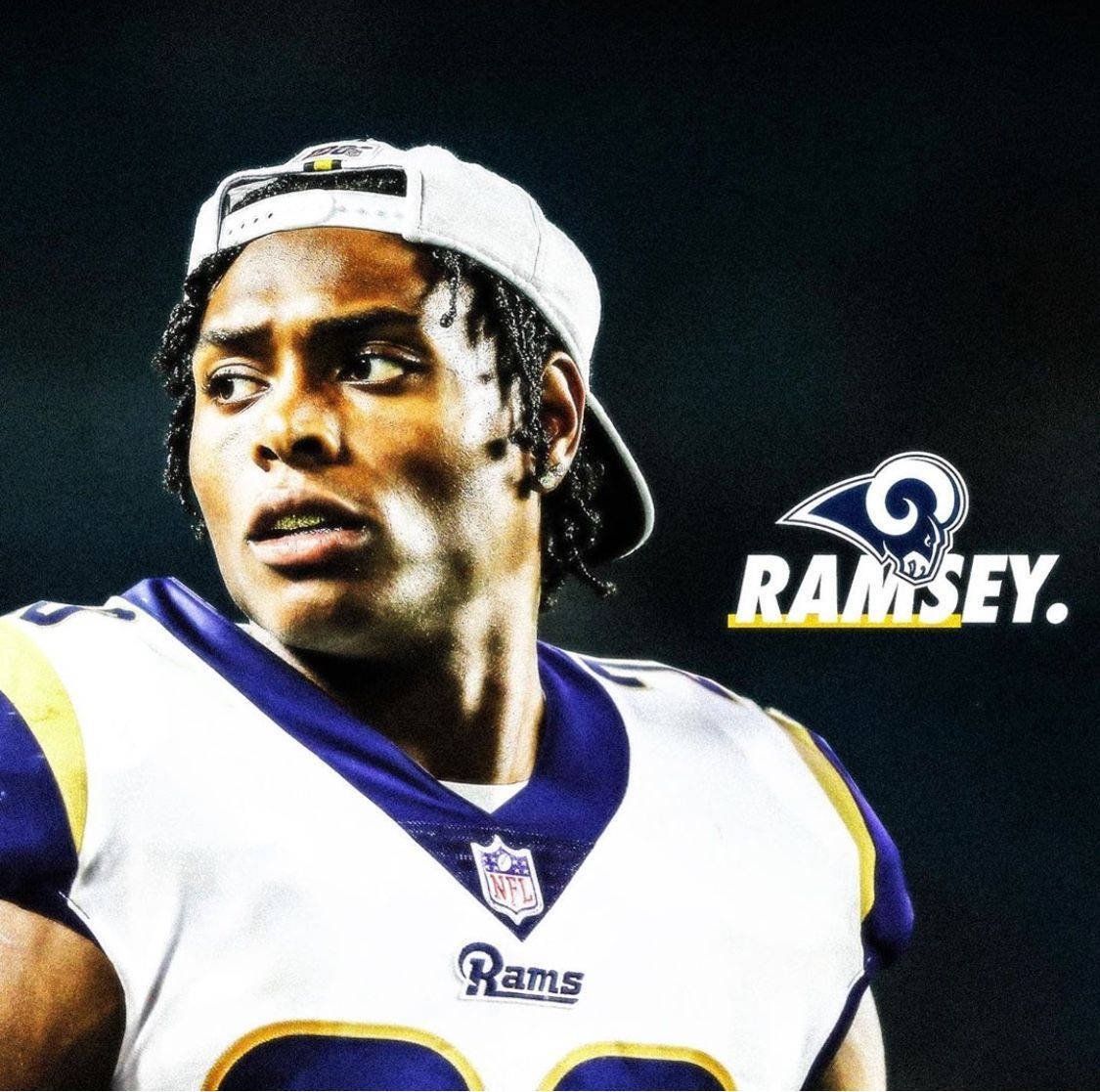 Jalen Ramsey 海報 壁紙 — 近距離拍攝一名身穿Rams球衣的美式足球員，在深色背景下神情專注。