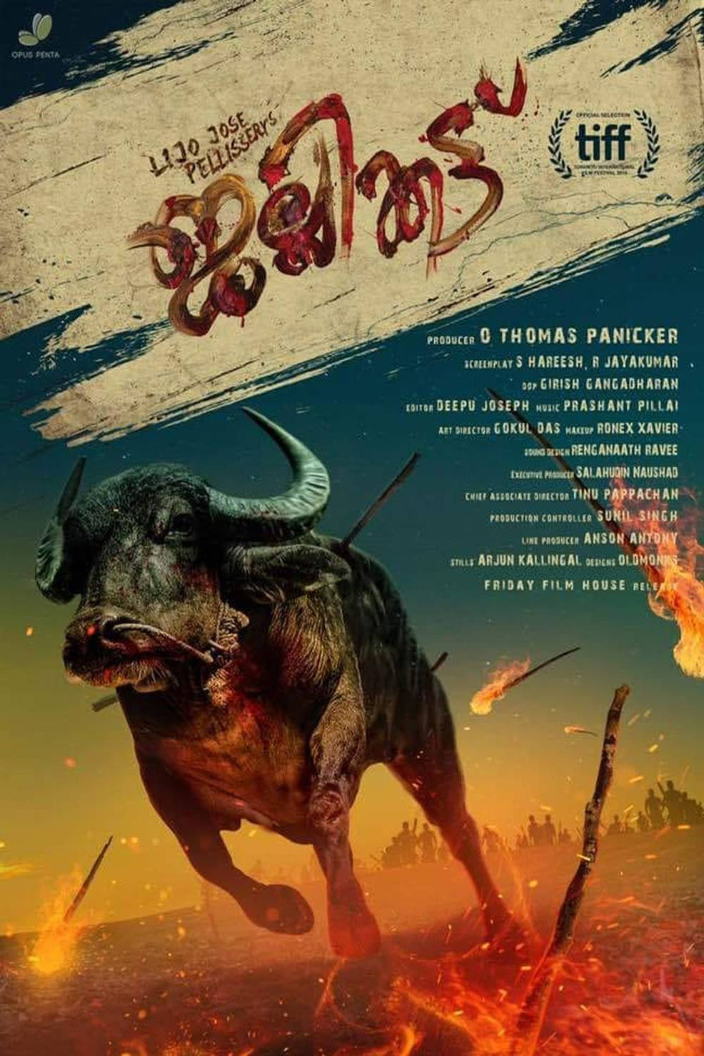 Jallikattu 動作驚悚電影 壁紙 — 一頭兇猛的黑牛衝過火焰和煙霧，背景是熾熱的日落，並疊加了電影字幕。