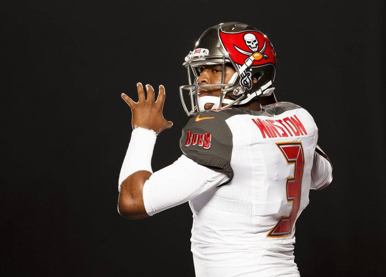 Jameis Winston 新奧爾良賽場瞬間 壁紙 — 一位身穿白色3號球衣的坦帕灣海盜隊美式足球四分衛，正準備在黑色背景前投球。