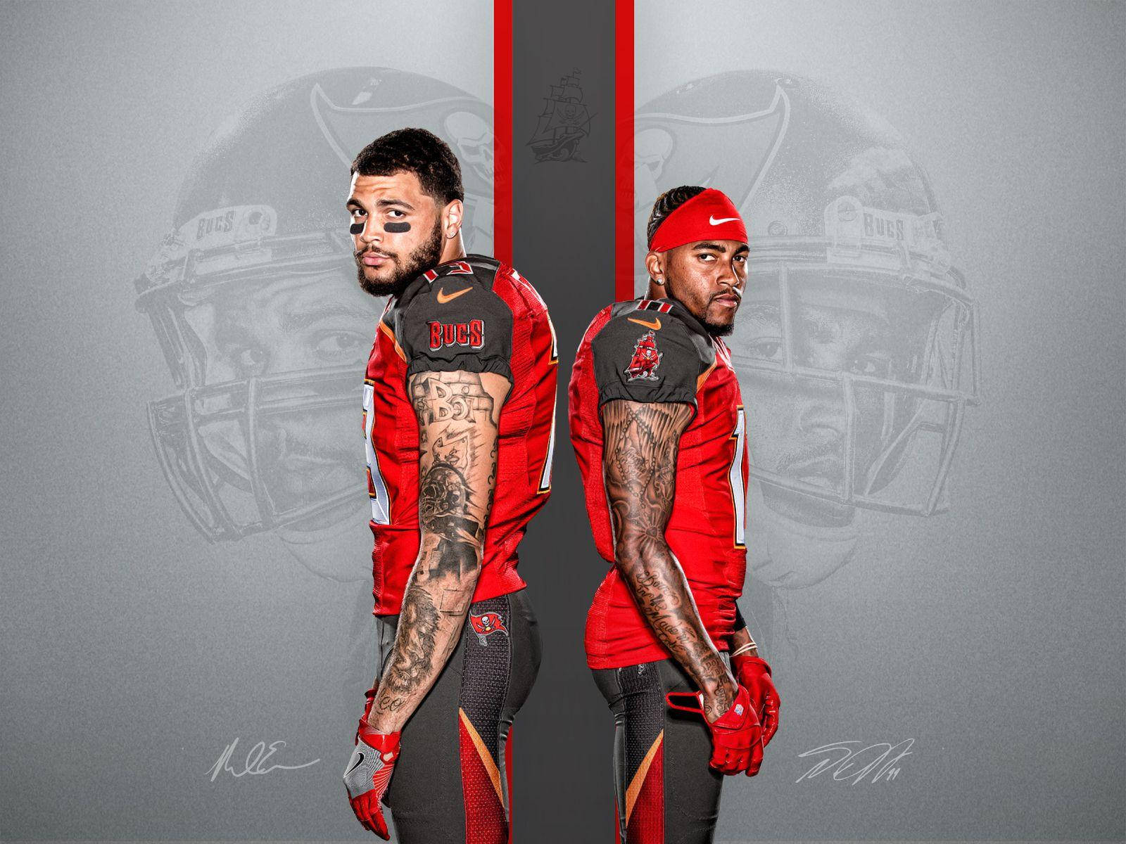 Jameis Winston 與 Mike Evans 合照 壁紙 — 兩名身穿紅色球衣的坦帕灣海盜隊美式足球員在灰色背景上背對背站立，背景有頭盔剪影。