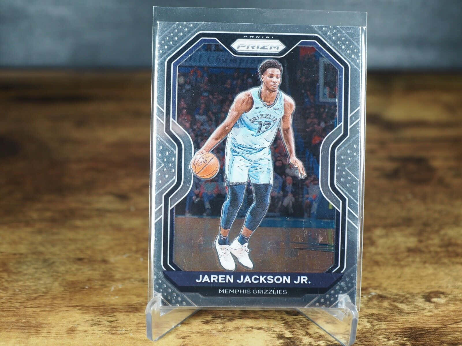 Jaren Jackson Jr.籃球交易卡置於木質展示架上。