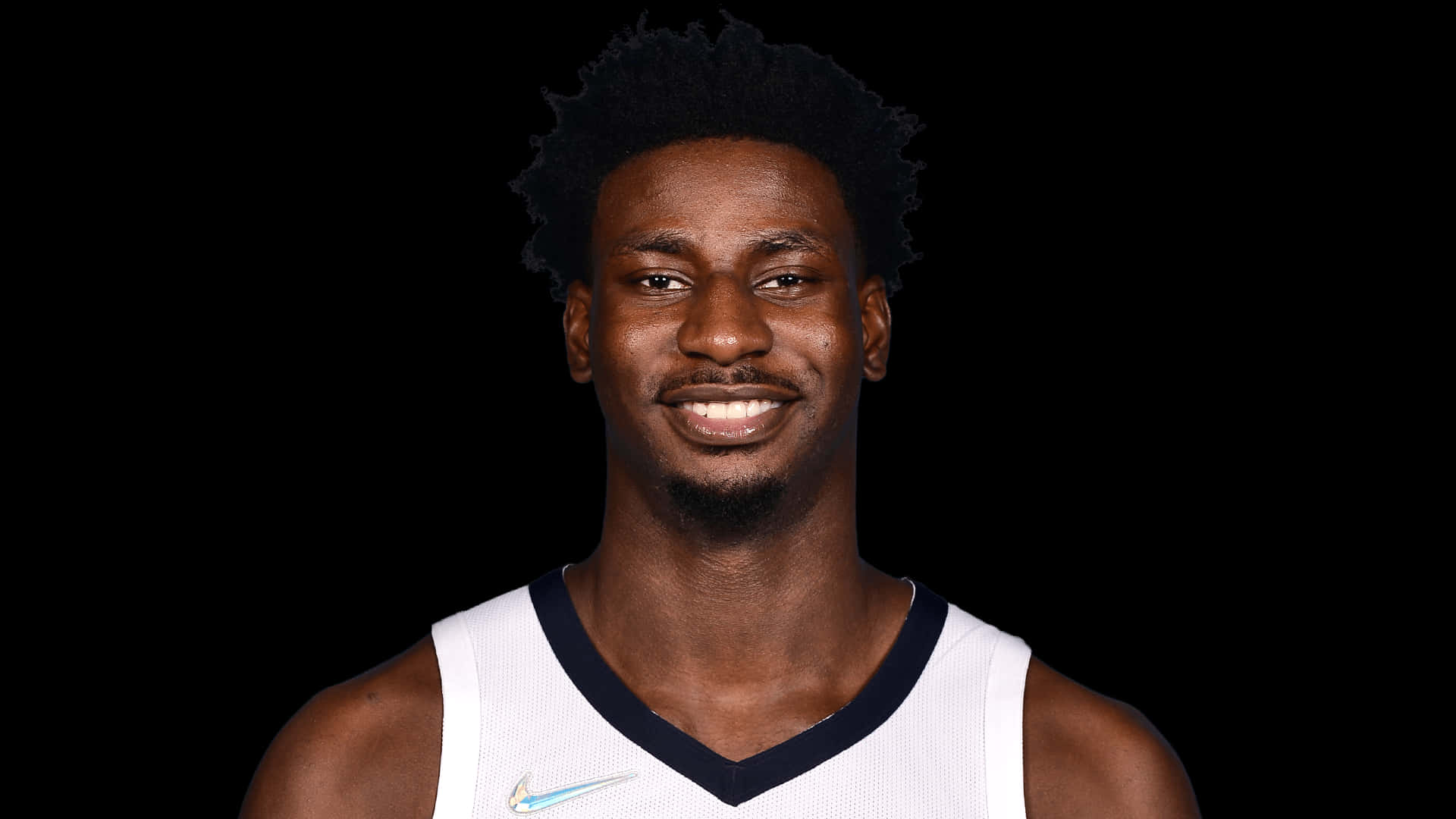Jaren Jackson Jr. 頭部特寫 壁紙 — 一位微笑的籃球運動員身穿白色球衣，在純黑色背景前擺姿勢。