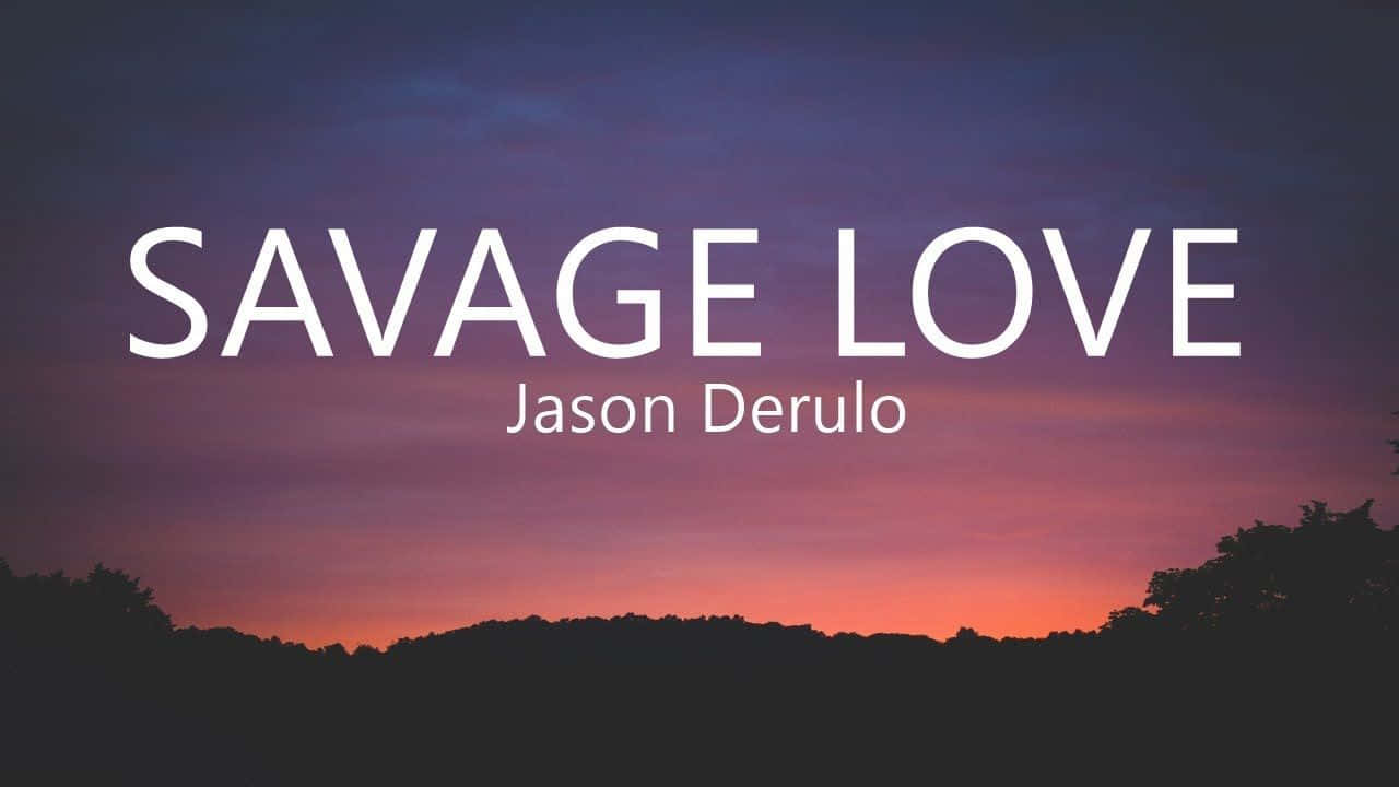 文字 Savage Love Jason Derulo 在帶有紫色橙色色調和樹木剪影的暮色天空上。