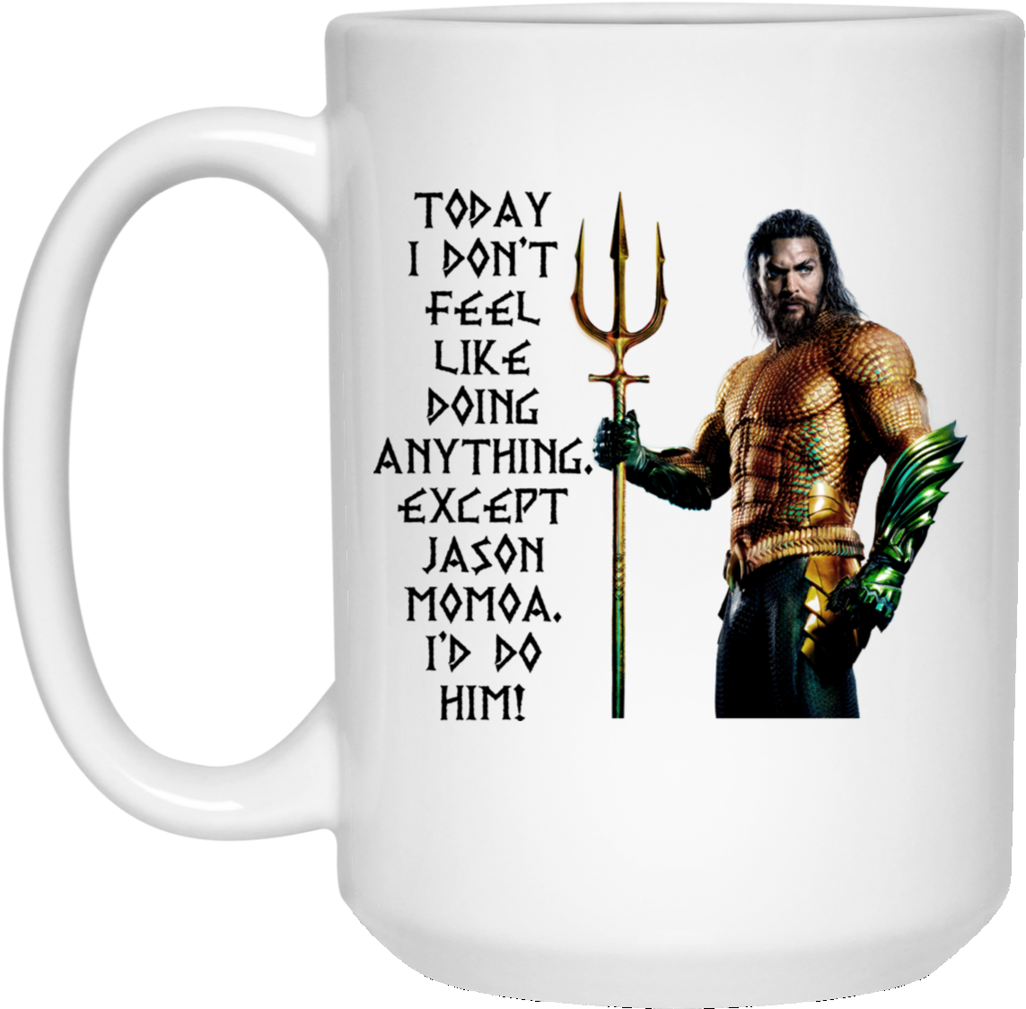 Jason Momoa 海王咖啡杯 壁紙 — 一個白色馬克杯上印有大膽的水行俠圖案，他手持三叉戟，旁邊的文字是「今天我除了傑森·摩莫亞之外什麼都不想幹，我會幹他！」