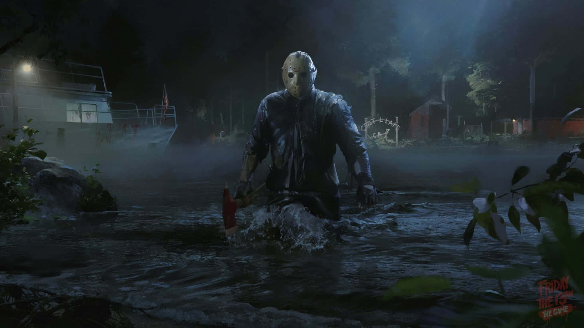 星期五的13日 桌布 壁紙 — Jason Voorhees 夜晚喺霧氣瀰漫嘅湖中涉水而行，手持砍刀，背景有船同小屋。