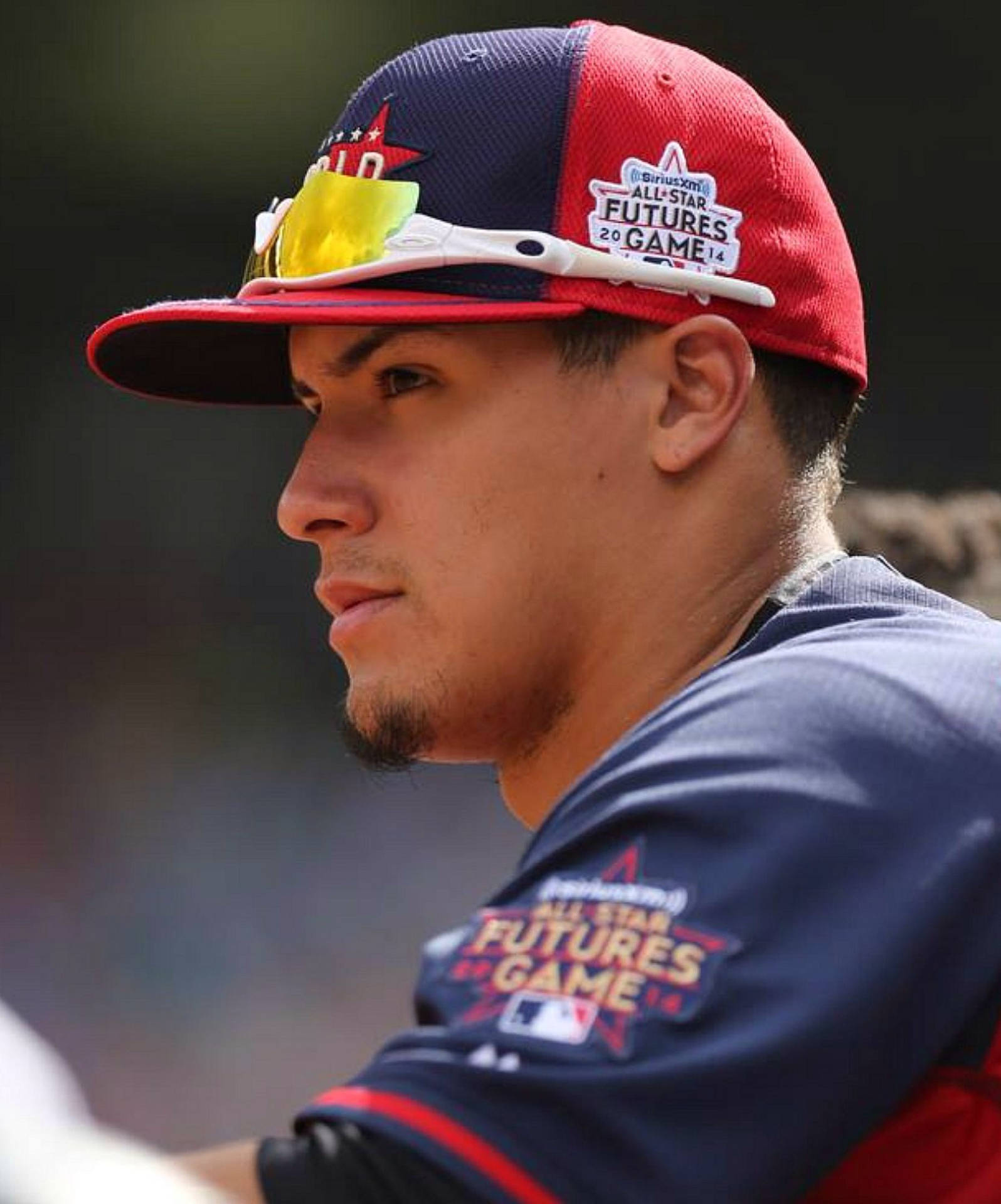穿著All Star Futures Game制服的棒球運動員，在日間比賽中顯得專注。