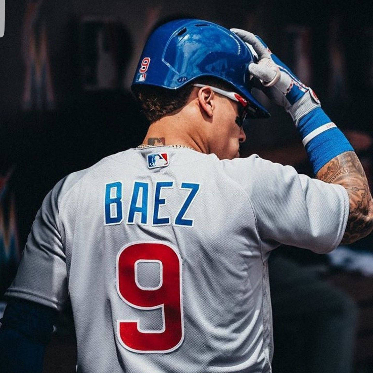 棒球選手Baez在比賽中調整頭盔。