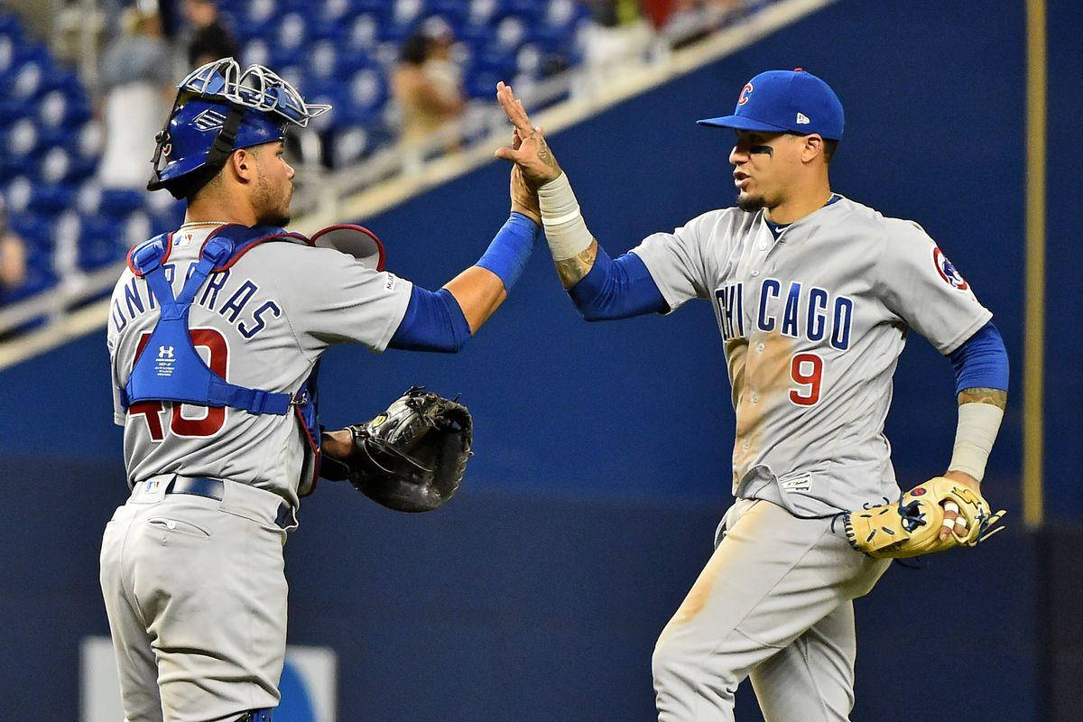 兩位棒球選手在比賽中於場上擊掌。