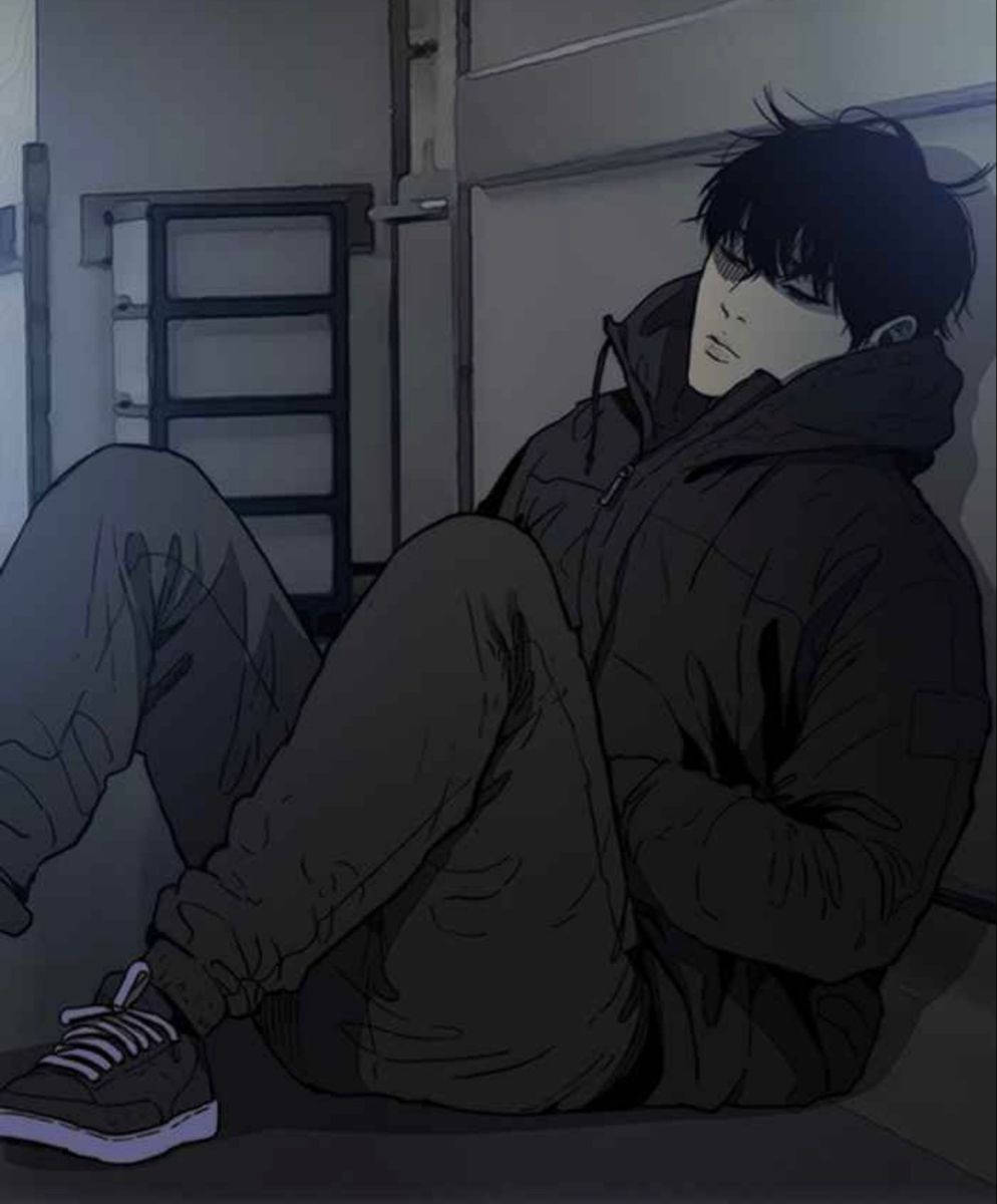 Jay Jo 全黑造型 壁紙 — 一個孤獨的動漫男孩穿著連帽衫，癱坐在昏暗的灰色調房間的牆邊。