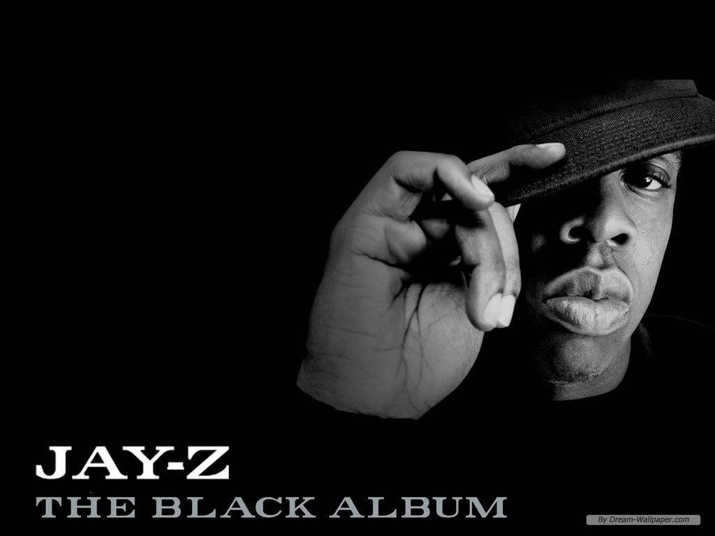 Jay-Z《黑專輯》 壁紙 — Jay-Z 以黑白風格，在深色背景下嚴肅地傾斜帽子。