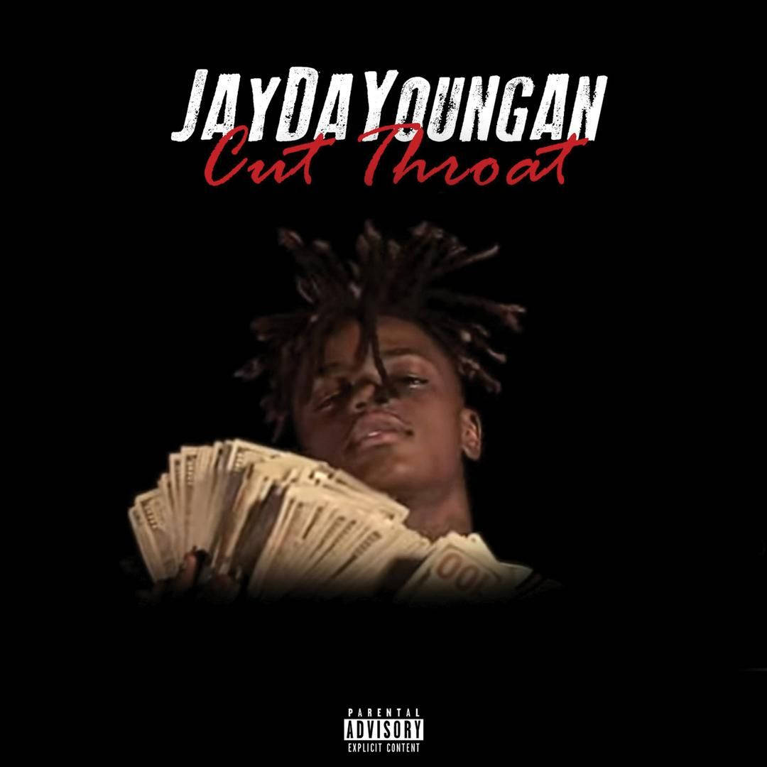JayDaYoungan《Cut Throat》歌曲 壁紙 — 一名留著辮子頭的年輕男子在戲劇性燈光下，於黑色背景前手持展開的現金。