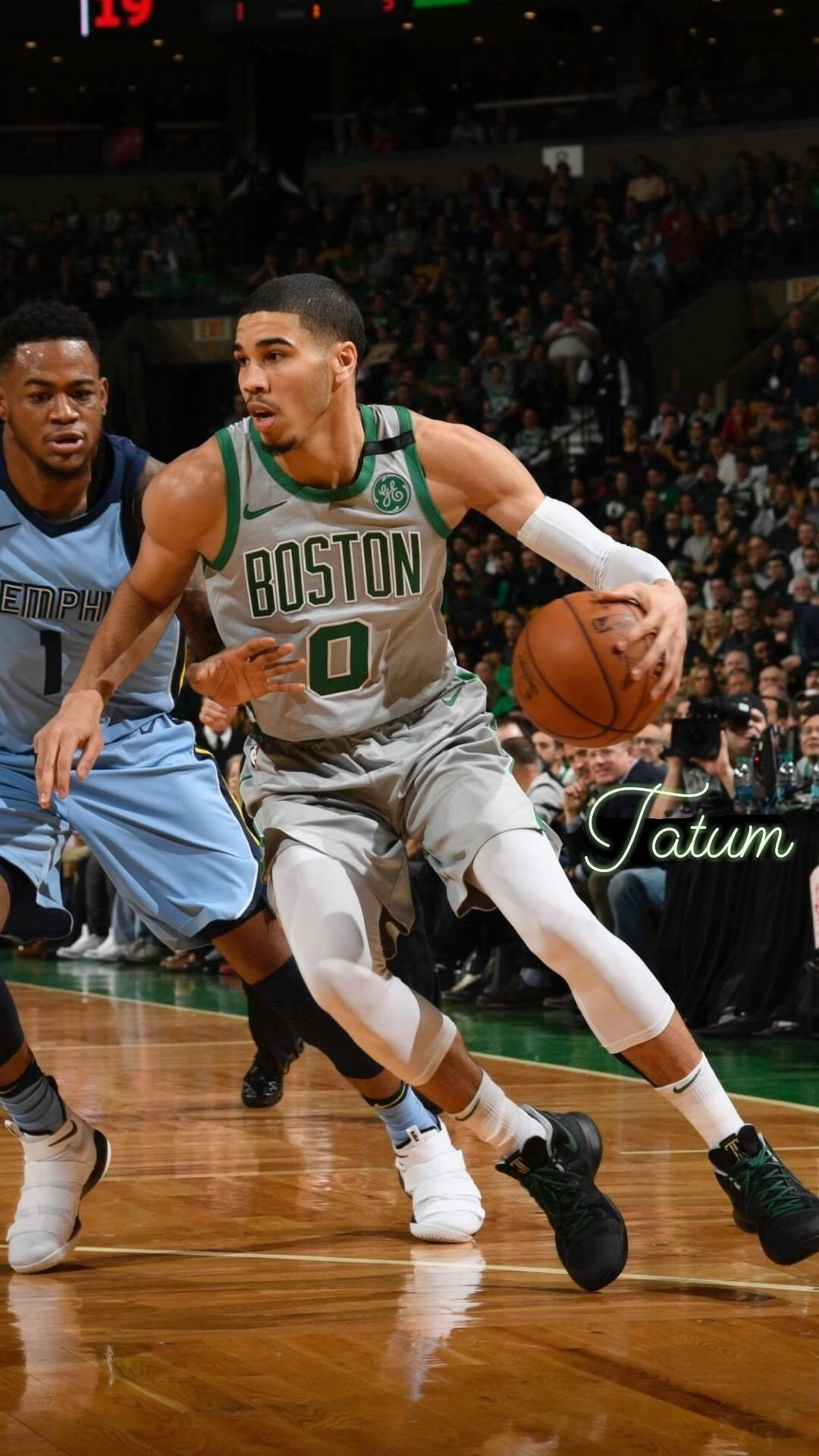 謝臣·達頓在NBA比賽中運球，防守球員在附近
