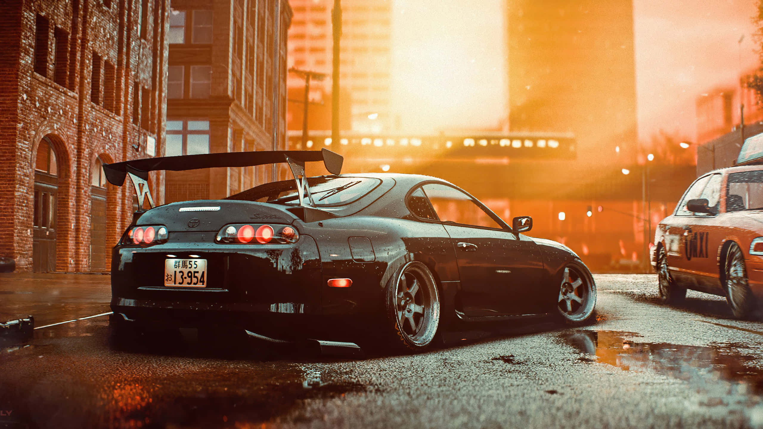 經典 JDM Supra 壁紙 — 一輛黑色豐田Supra配備大型尾翼，停泊在濕潤的城市街道上，夕陽映照出溫暖的橙色光芒。