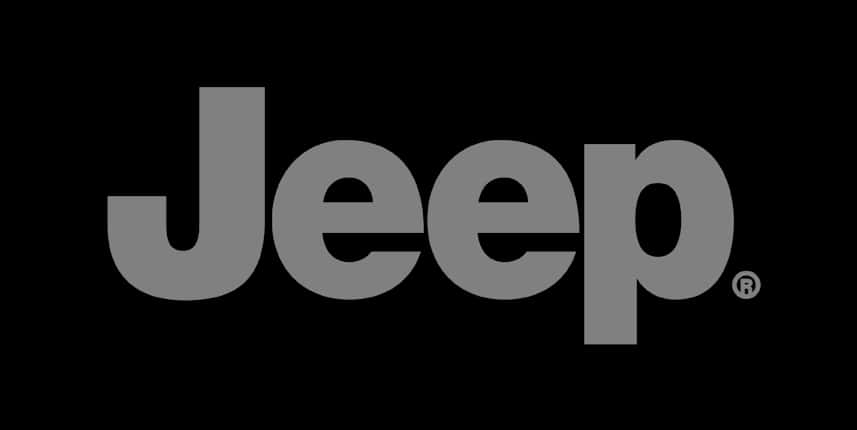 黑色背景上的 Jeep 標誌 壁紙 — 單詞 Jeep 以粗體灰色字母居中顯示在純黑色背景上。