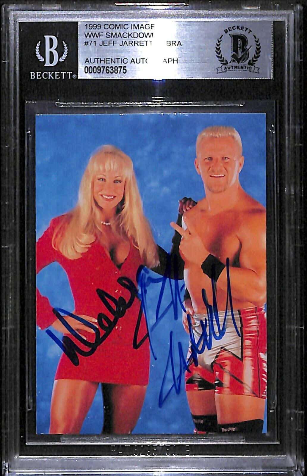 Jeff Jarrett與Debra Marshall WWE照片卡 壁紙 — 一張簽名嘅1999年WWF SmackDown! 集換式卡牌，上面有Jeff Jarrett同一個著紅色衫嘅金髮女人喺藍色背景前擺甫士。