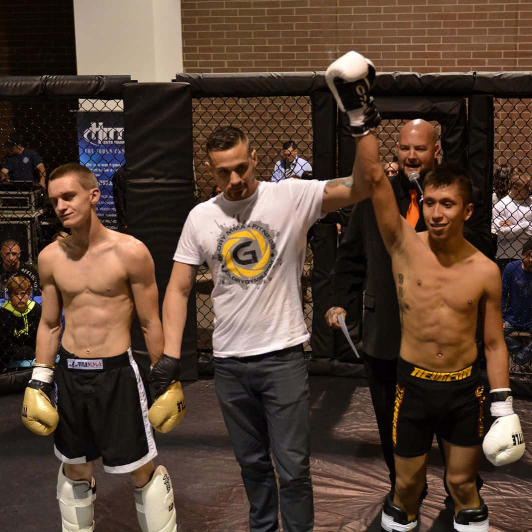MMA比賽後裁判在籠中舉起勝方手臂