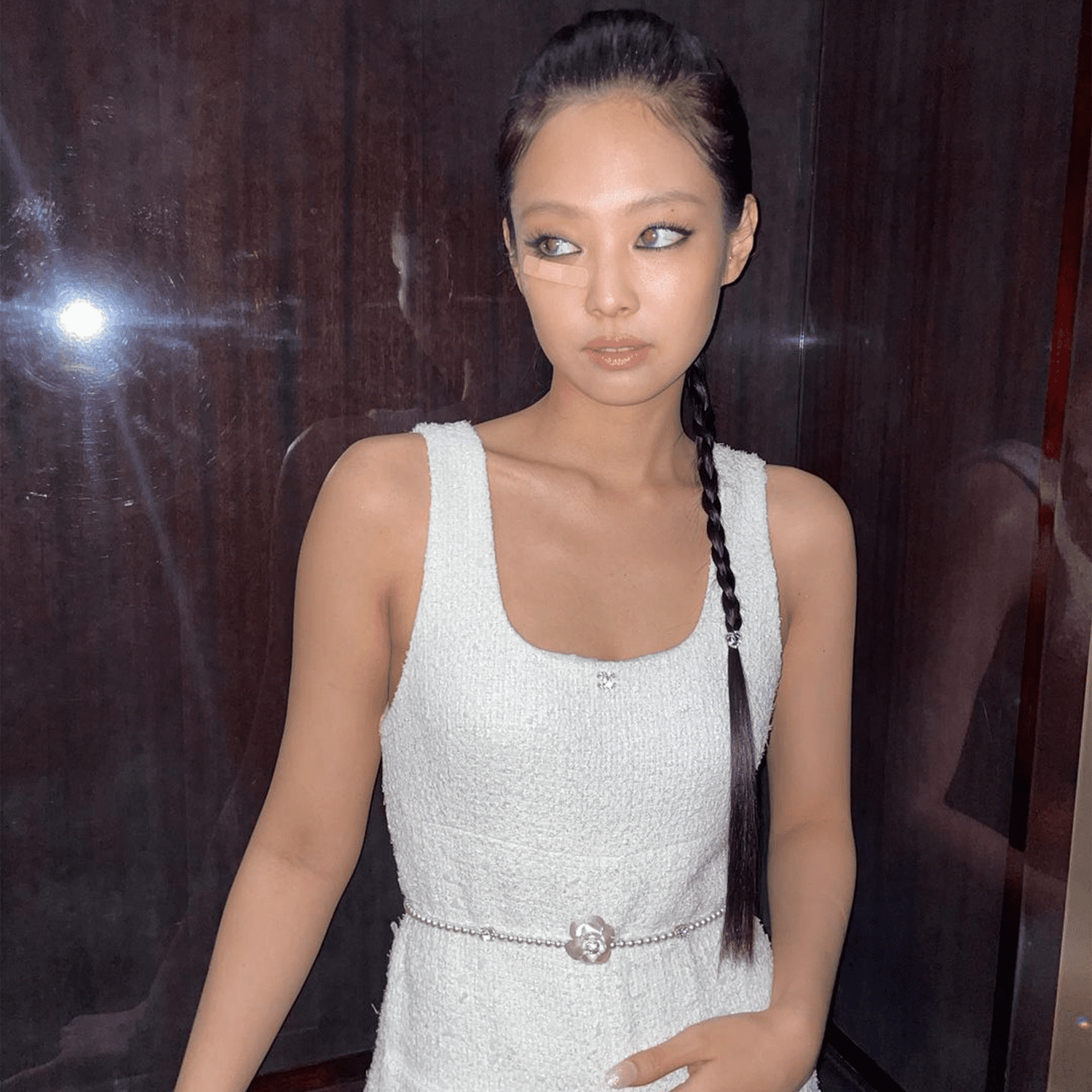 Jennie 身穿時尚服裝展現迷人風采 壁紙